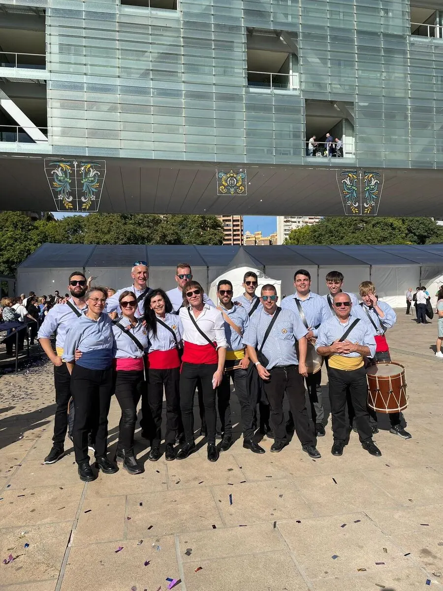 Colla de dolçainers posant junts després d'una actuació