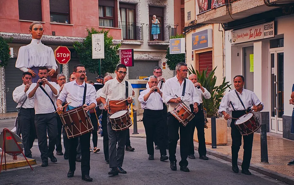 Colla de dolçainers i tabaleters en processó festiva